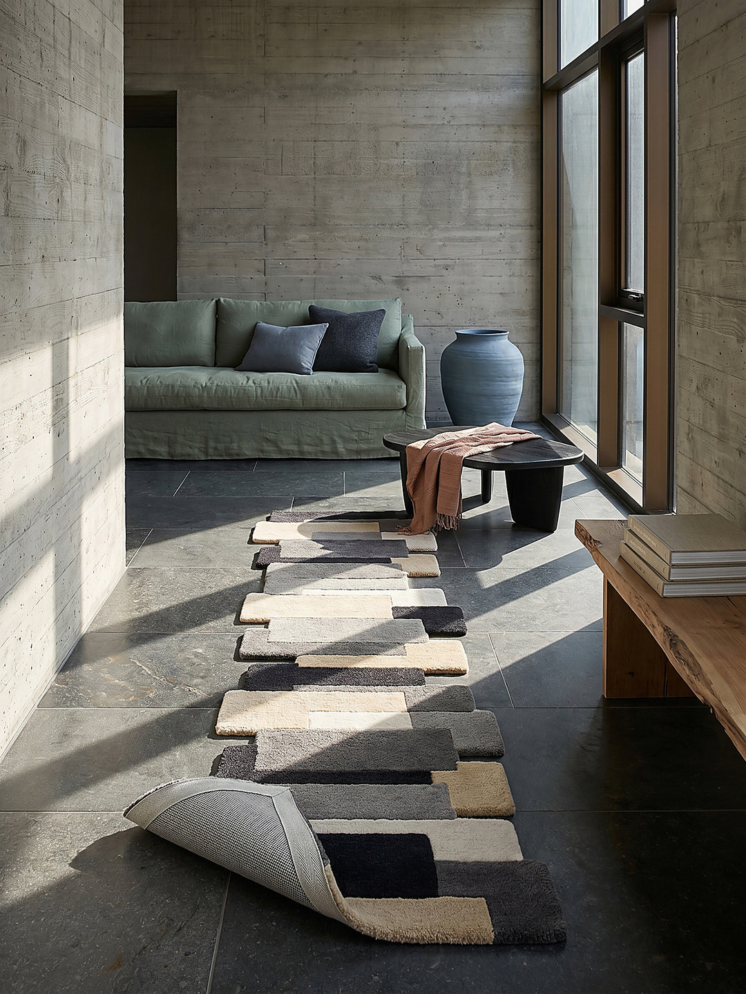 Teppich Grau-Beige Läufer Editorial Styling_