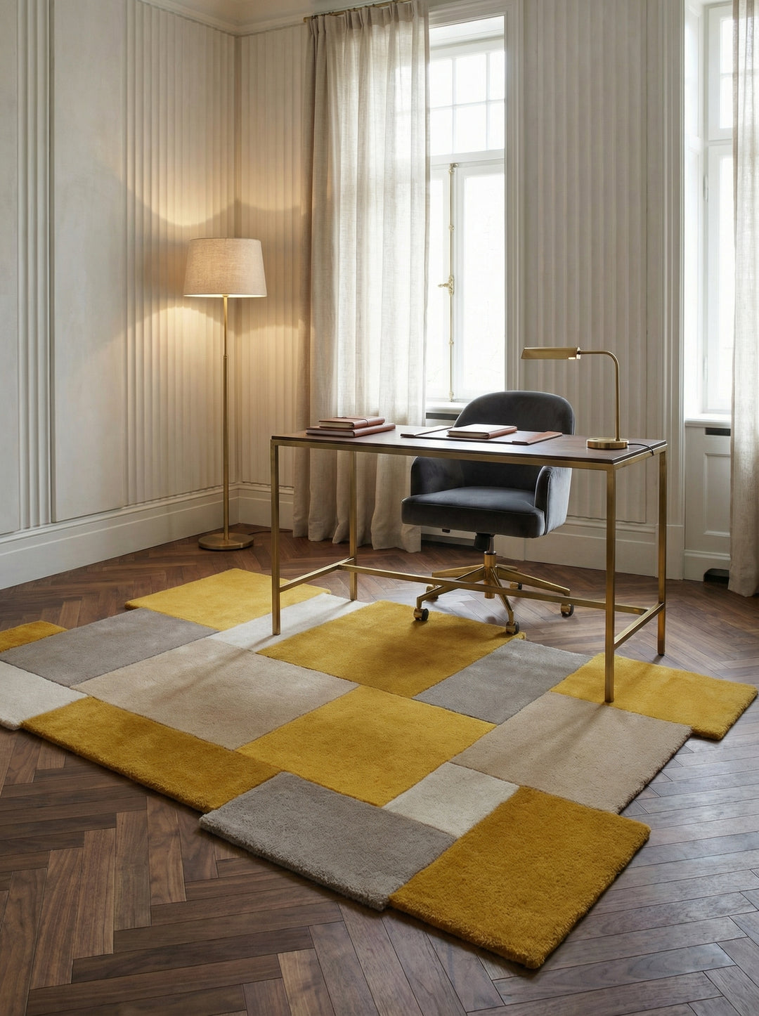 Nahaufnahme und Vollansicht eines handgetufteten Wollteppichs mit gelben und grauen geometrischen Blöcken und unregelmäßiger Kante_