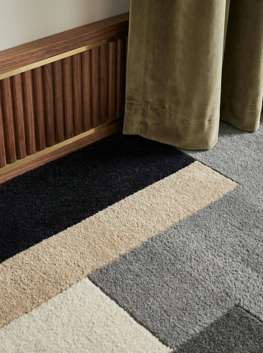 Nahaufnahme und Vollansicht des geometrischen Thames Eva Wollteppichs in Grau und Beige_