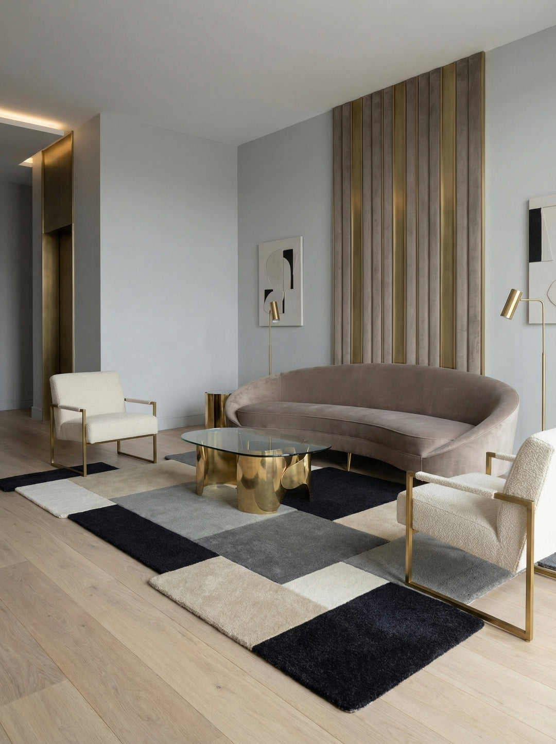 Nahaufnahme und Vollansicht des geometrischen Thames Eva Wollteppichs in Grau und Beige_