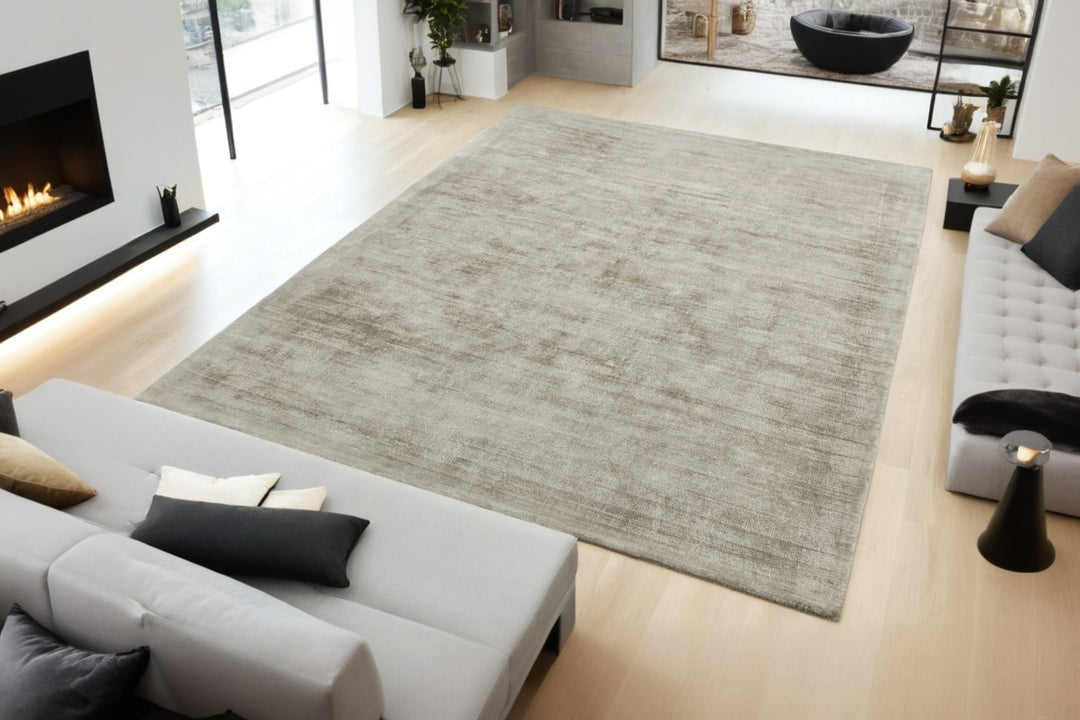 Großformatiger Viskose-Teppich: 200x290cm, Taupe, handgewebt mit 7mm Florhöhe, luxuriös für weitläufige Wohnzimmer von Kadima Design_