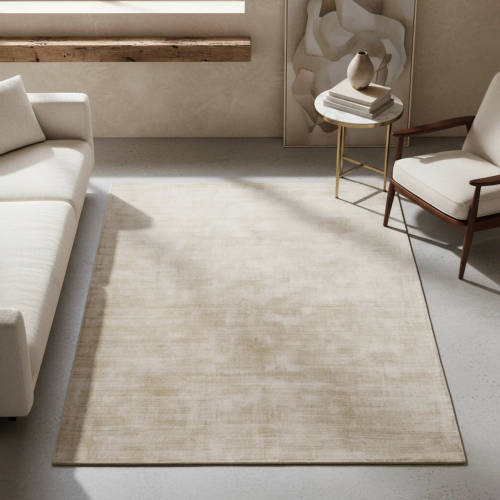 Luxuriöser Teppich in Beige mit Goldakzenten und moderner Einrichtung _