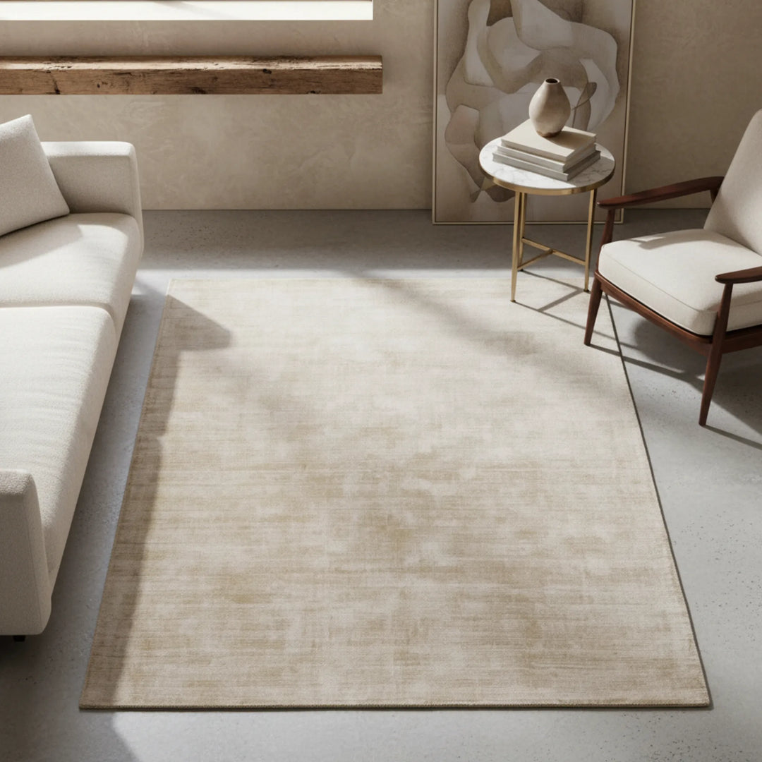 Luxuriöser Teppich in Beige mit Goldakzenten und moderner Einrichtung _