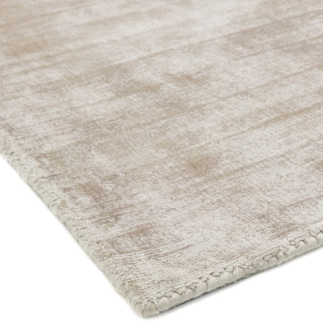 Handgewebter Viskoseteppich in Beige mit sanftem Glanz und luxuriöser Struktur _