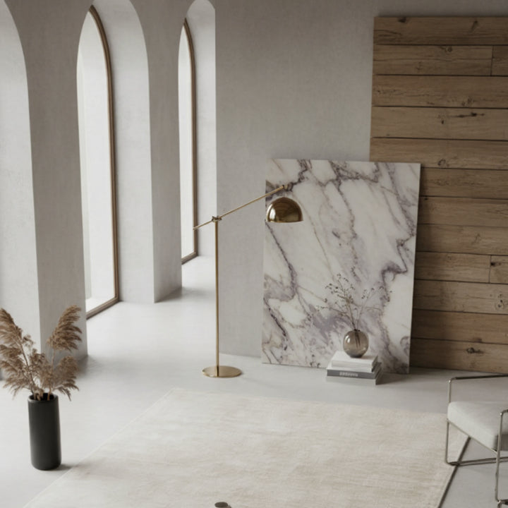 Heller Viskoseteppich in elegantem Wohnzimmer mit Marmor und Holzakzenten _
