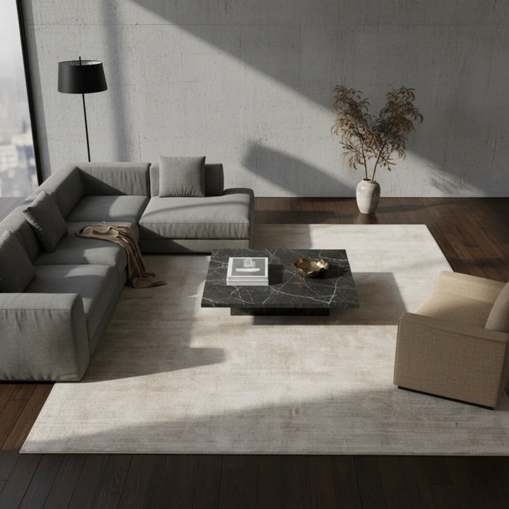 Heller Designerteppich aus Viskose mit sanftem Schimmer im modernen Interieur _