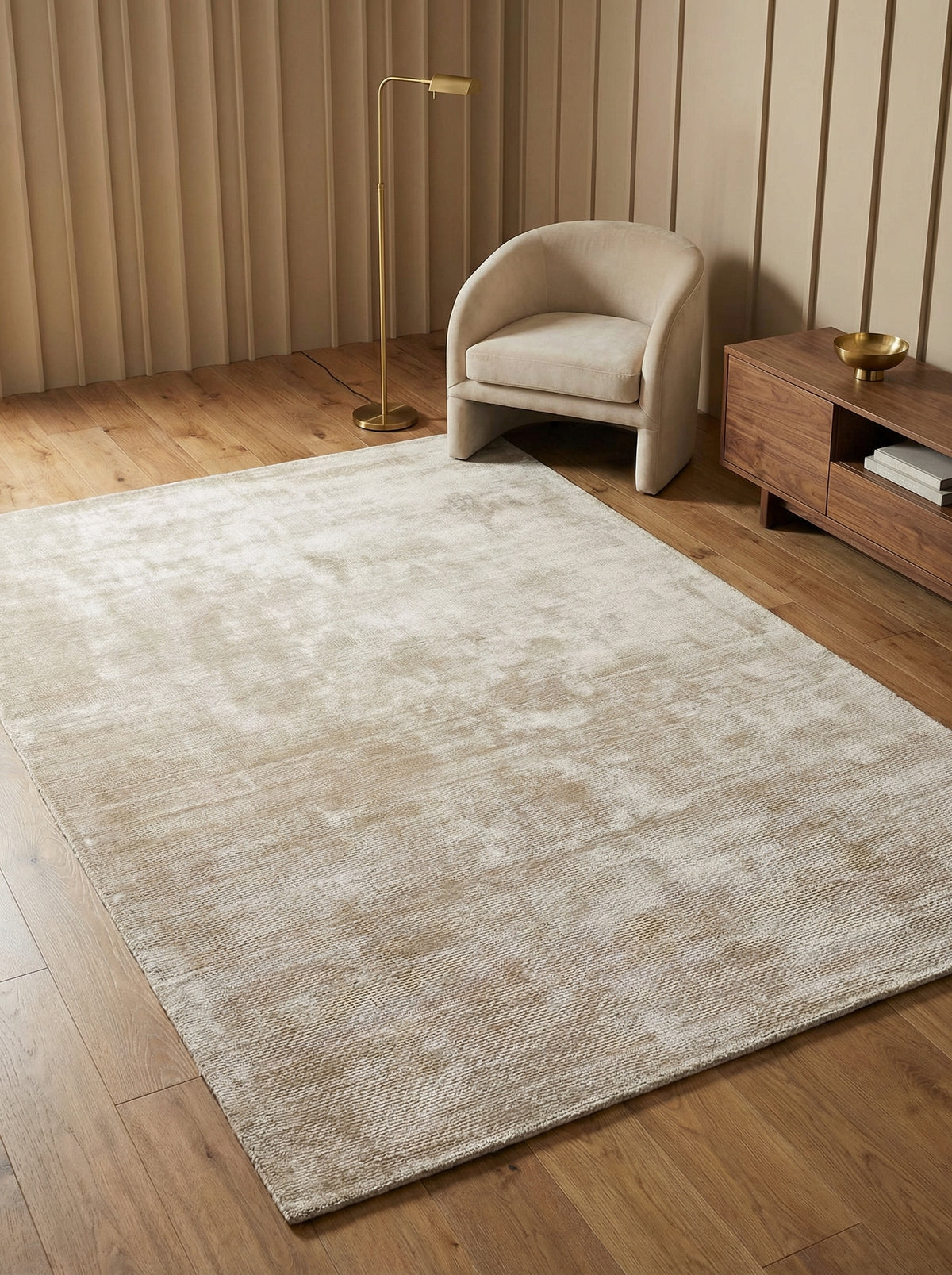 Luxuriöser Teppich in Beige mit Goldakzenten und moderner Einrichtung _