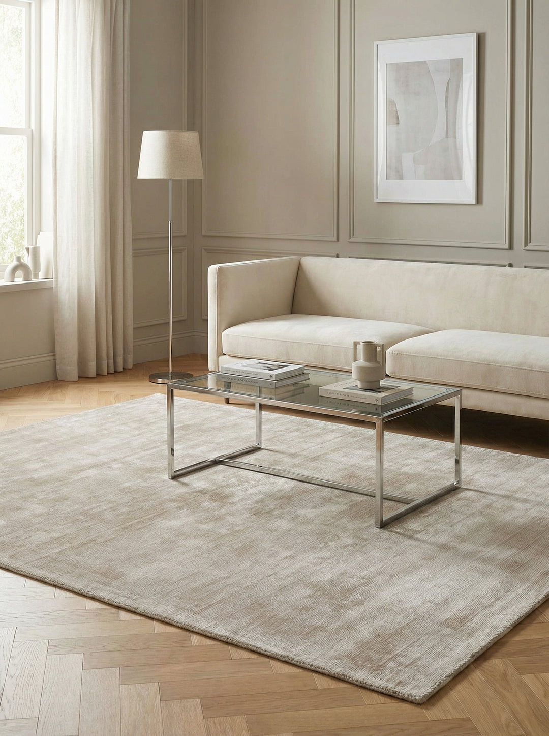 Luxuriöser Teppich in Beige mit Goldakzenten und moderner Einrichtung _