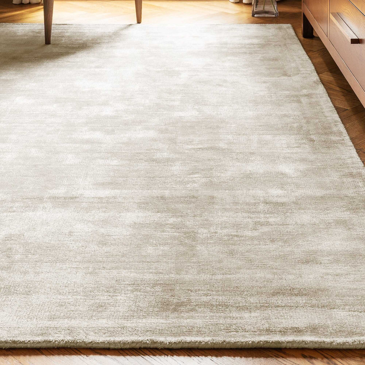 Luxuriöser Teppich in Beige mit Goldakzenten und moderner Einrichtung _