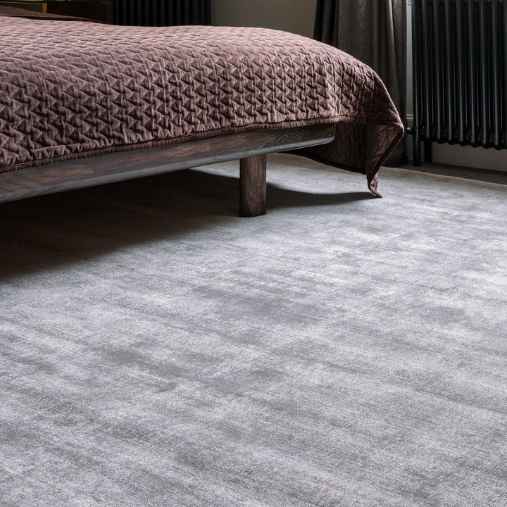 Silberner Viskose-Teppich - 120x170cm - handgewebt mit 7mm Florhöhe - glänzender Blickfang für moderne Wohnzimmer von Kadima Design_