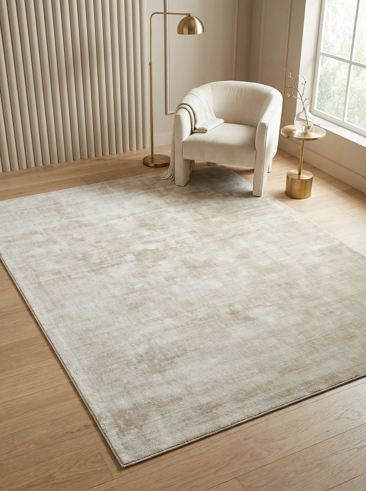 Luxuriöser Teppich in Beige mit Goldakzenten und moderner Einrichtung _