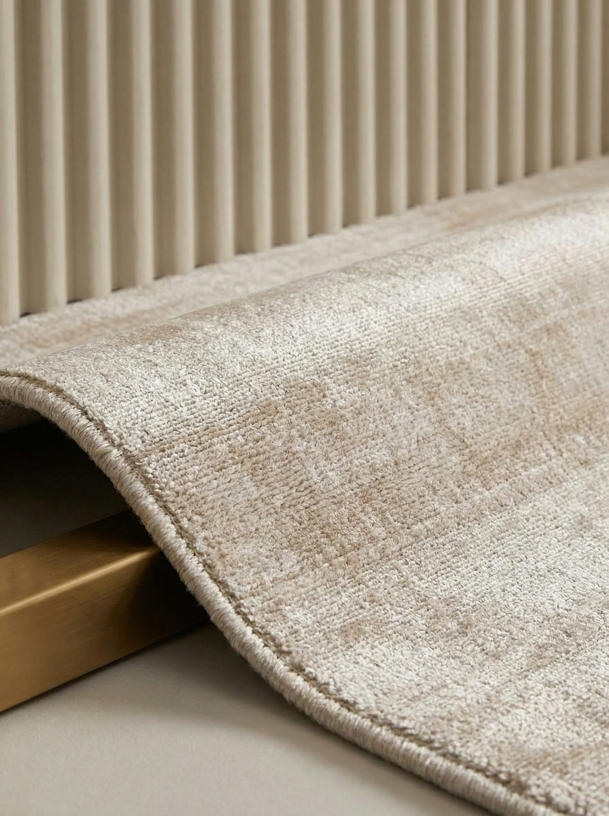 Luxuriöser Teppich in Beige mit Goldakzenten und moderner Einrichtung _