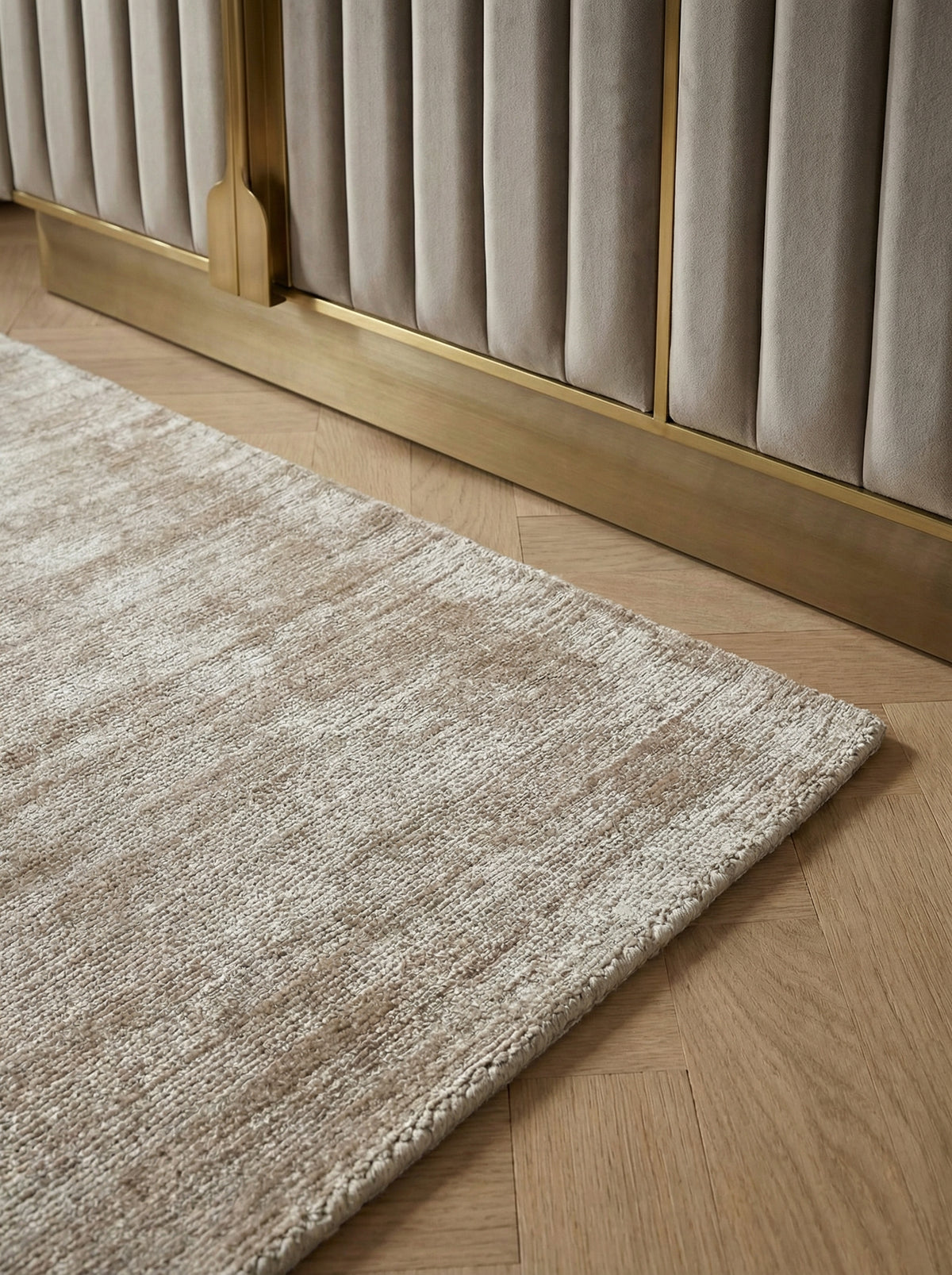 Luxuriöser Teppich in Beige mit Goldakzenten und moderner Einrichtung _
