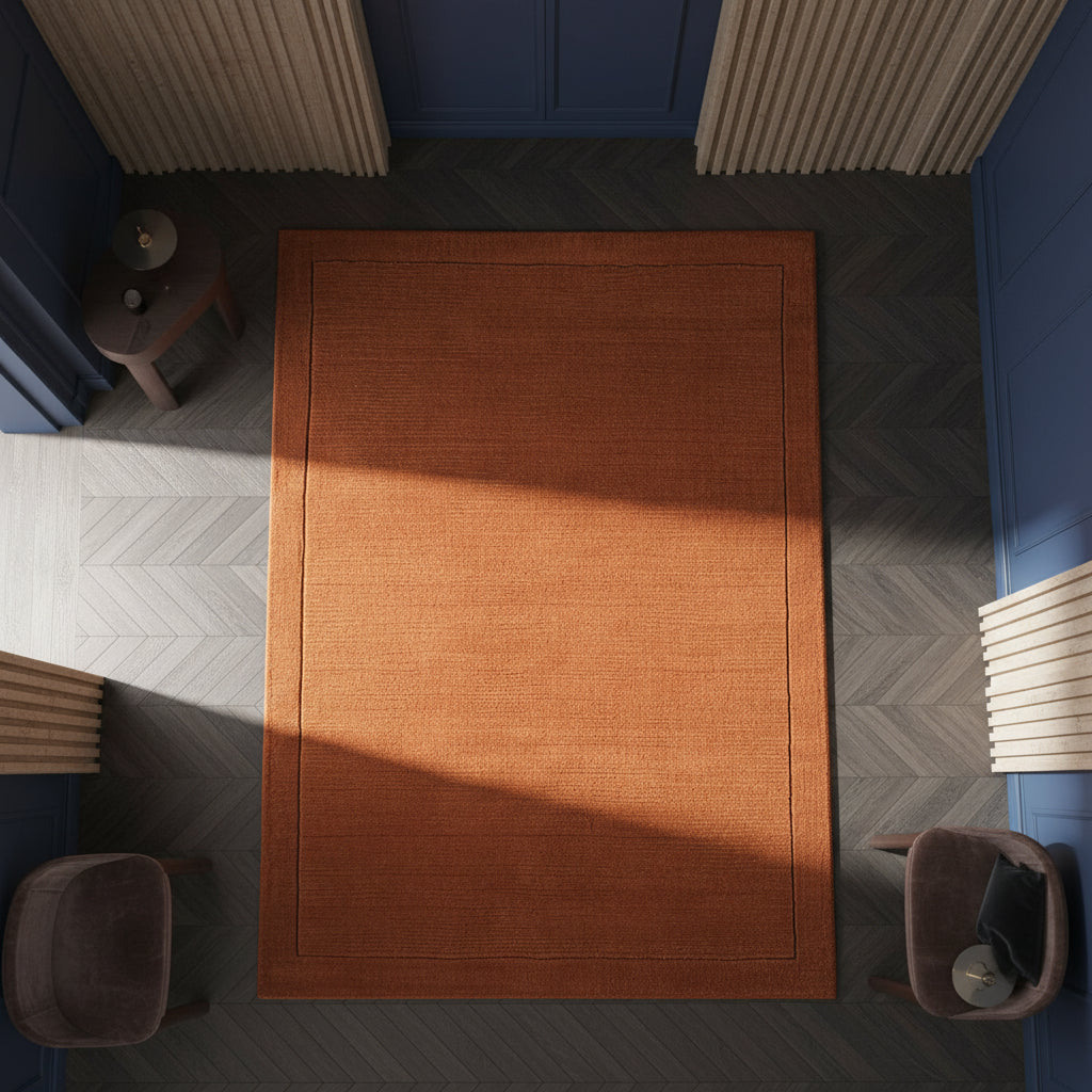 Nahaufnahme eines handgewebten terracottafarbenen Teppichs mit Rippenstruktur in einem luxuriösen Interieur_