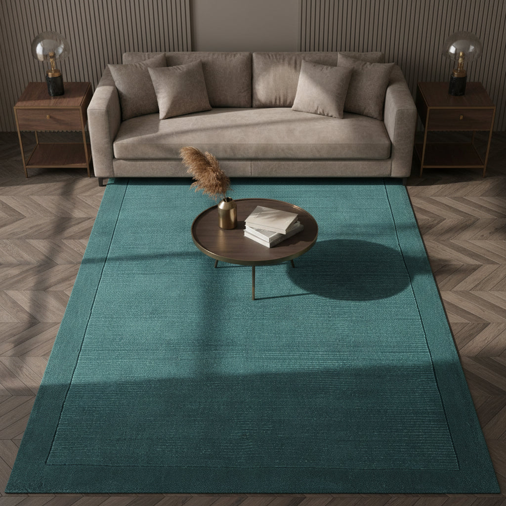 Moderner teal-farbener Teppich auf dunklem Parkett vor einer dunkelblauen Wand_
