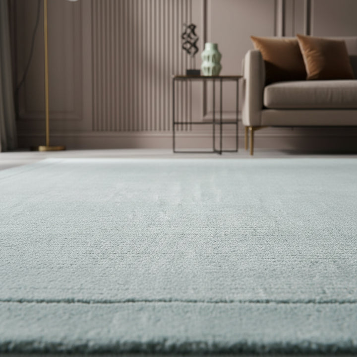 Ein luxuriöses Wohnzimmer mit dunklen Wänden, einem hellblauen Teppich und einem Travertin-Tisch_ Kadima Design_