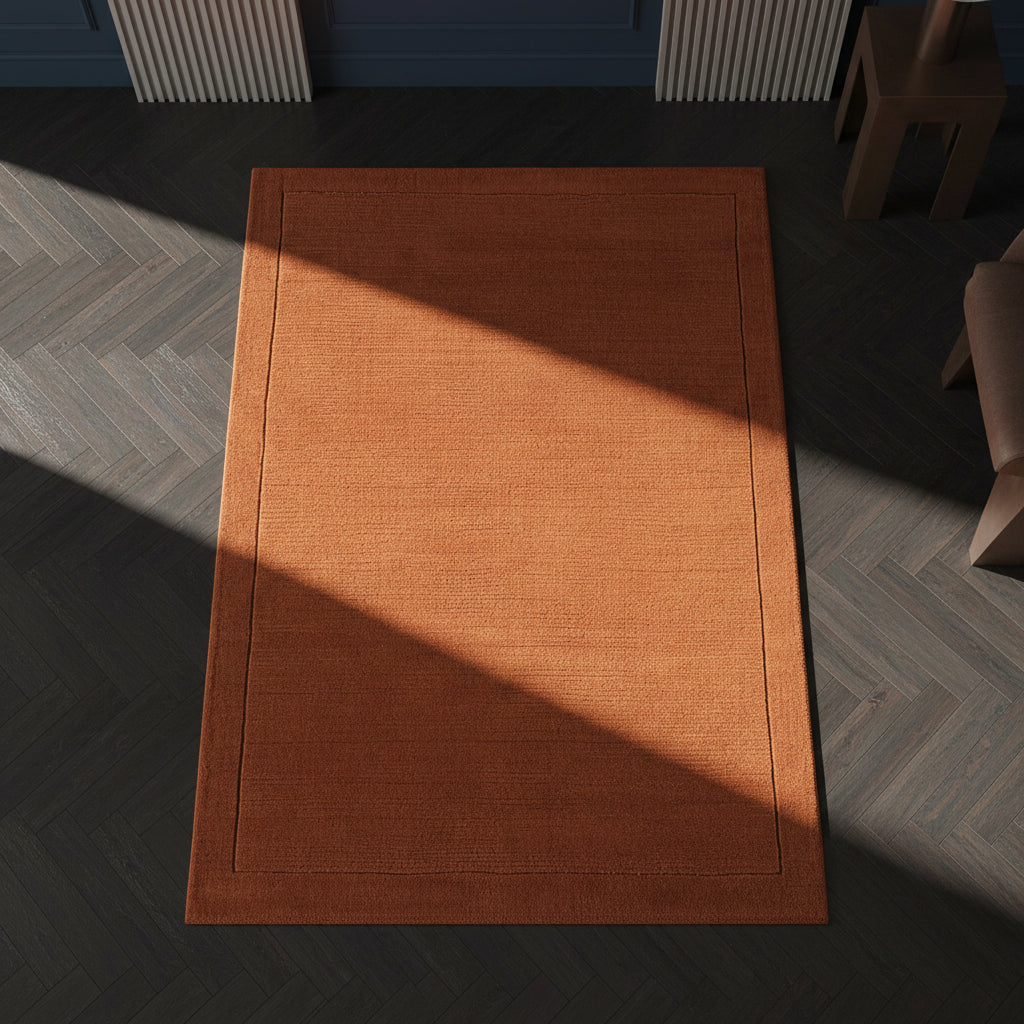 Nahaufnahme eines handgewebten terracottafarbenen Teppichs mit Rippenstruktur in einem luxuriösen Interieur_