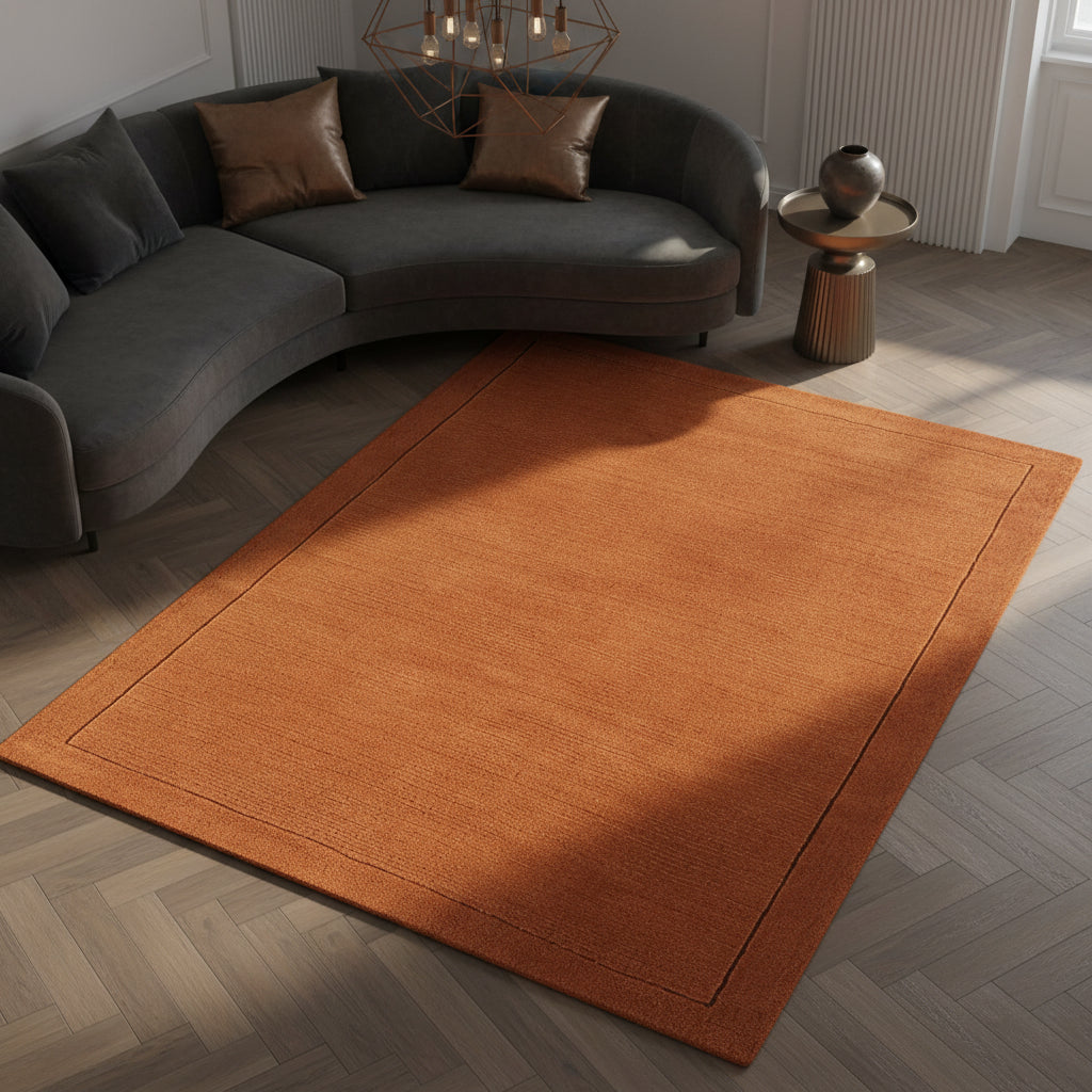 Nahaufnahme eines handgewebten terracottafarbenen Teppichs mit Rippenstruktur in einem luxuriösen Interieur_