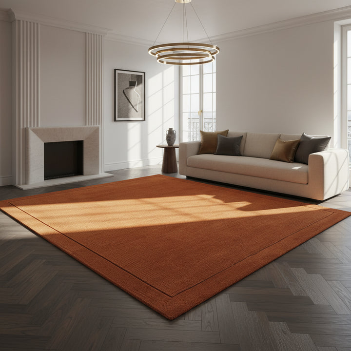 Nahaufnahme eines handgewebten terracottafarbenen Teppichs mit Rippenstruktur in einem luxuriösen Interieur_