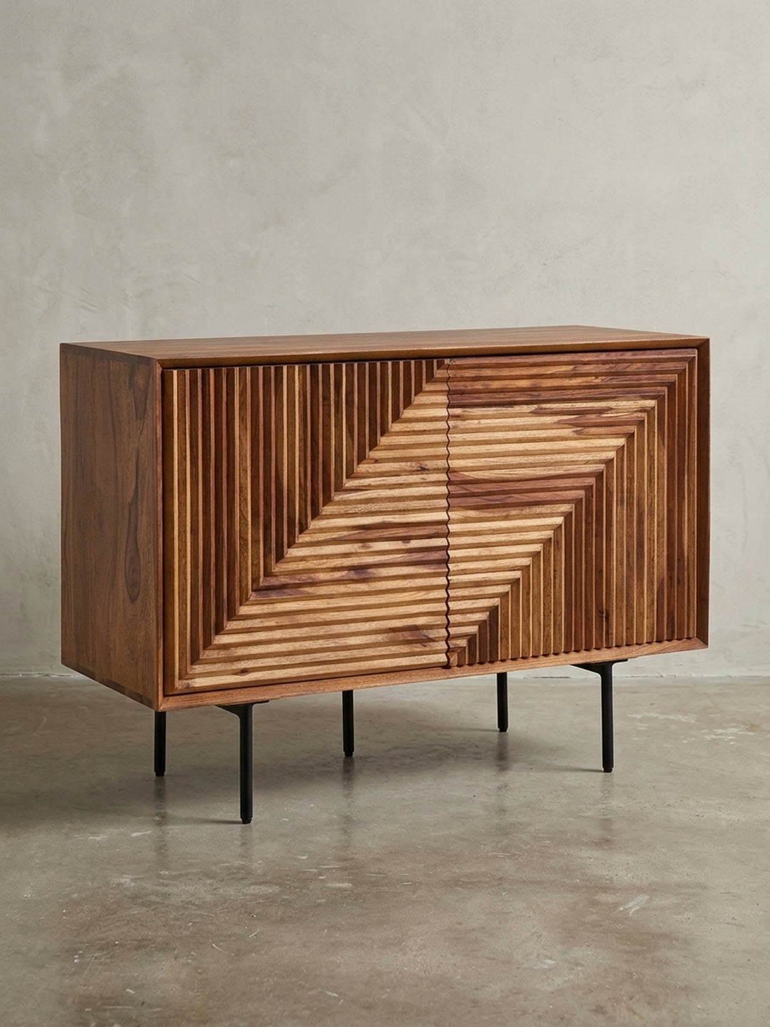 Frontansicht der Anrichte aus Sheesham-Holz, 100 cm breit, mit geometrischer 3D-Front und schwarzen Metallbeinen, freigestellt auf weißem Hintergrund._