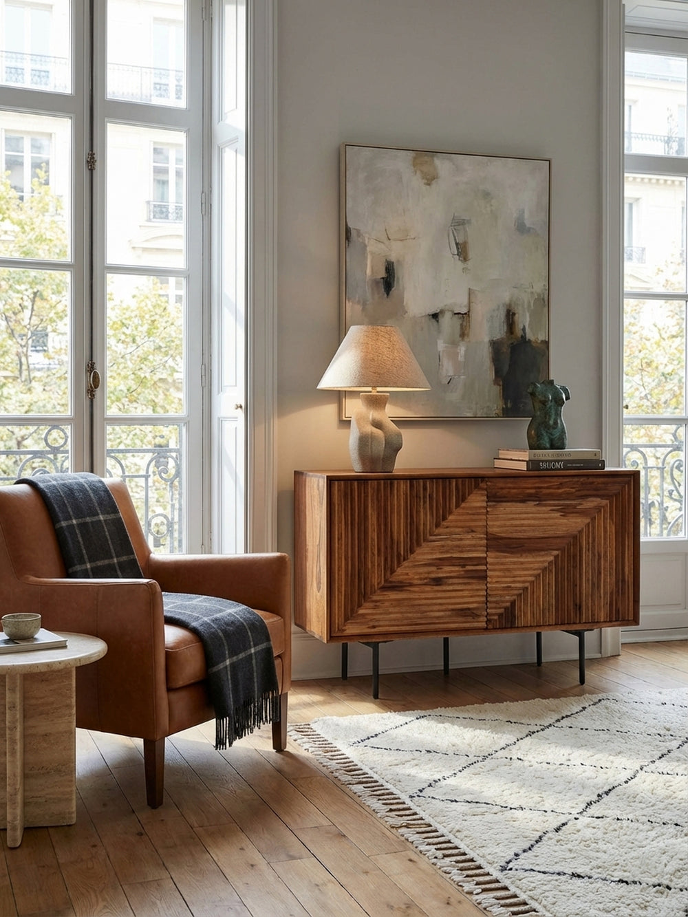 Modernes Sideboard 100x71 cm aus massivem Sheesham-Holz in einem eleganten Wohnzimmer mit beigem Teppich und Designer-Lampe als stilvolle Anrichte._