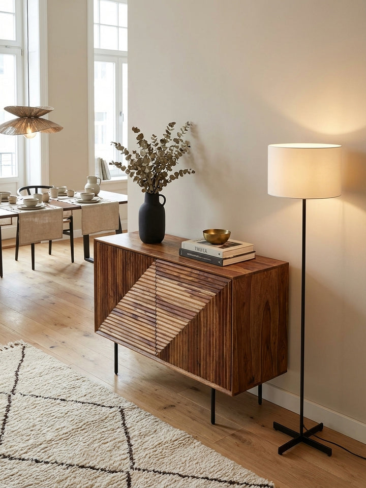 Die Kommode aus Sheesham-Holz von oben betrachtet, zeigt die harmonische Einrichtung im Wohnzimmer und die edle Maserung der Massivholz-Oberfläche._