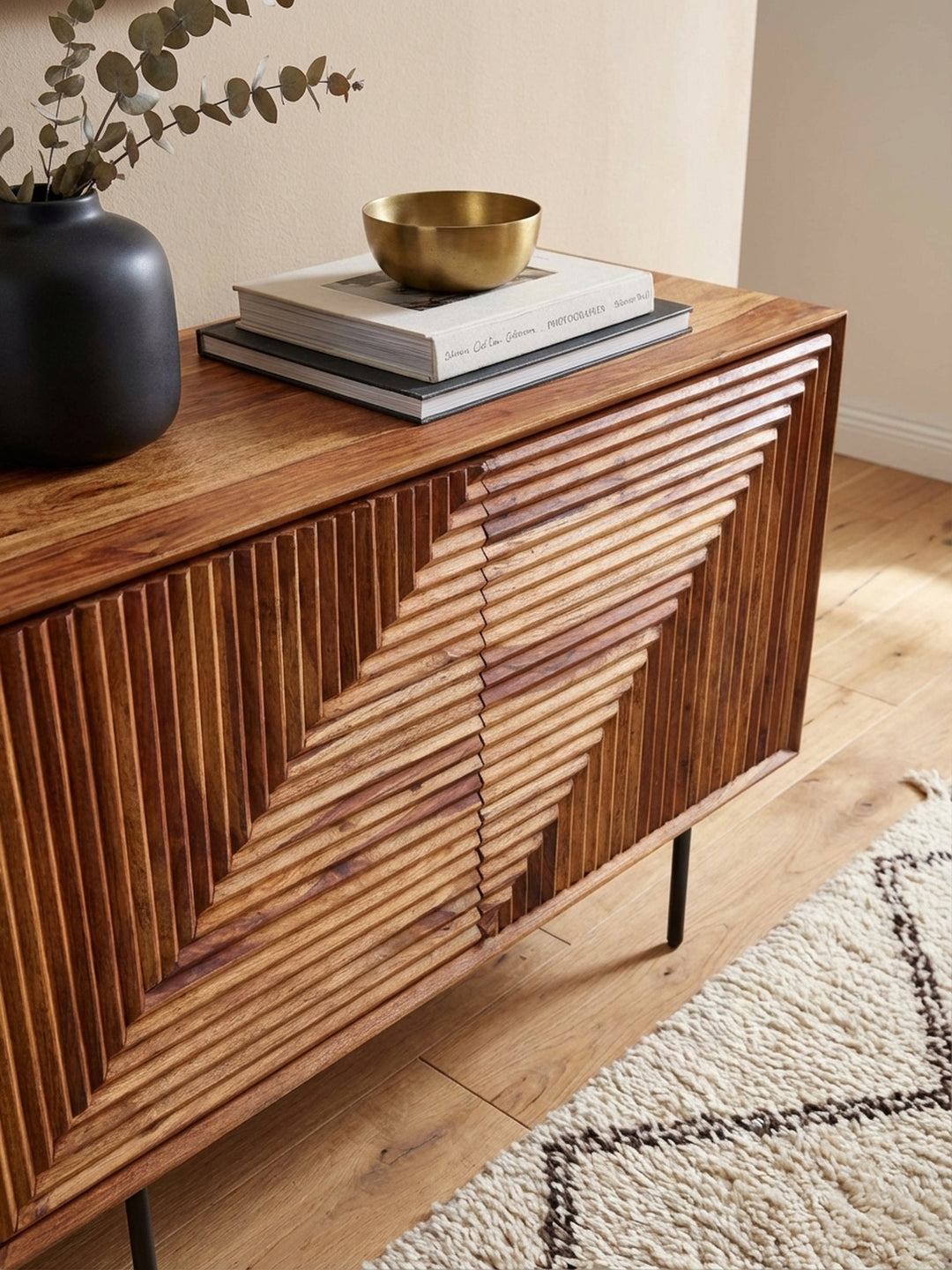 Nahaufnahme der kunstvollen 3D-Schnitzerei des Sideboards, die die lebendige Textur und die hochwertige Verarbeitung des Sheesham Massivholzes zeigt._