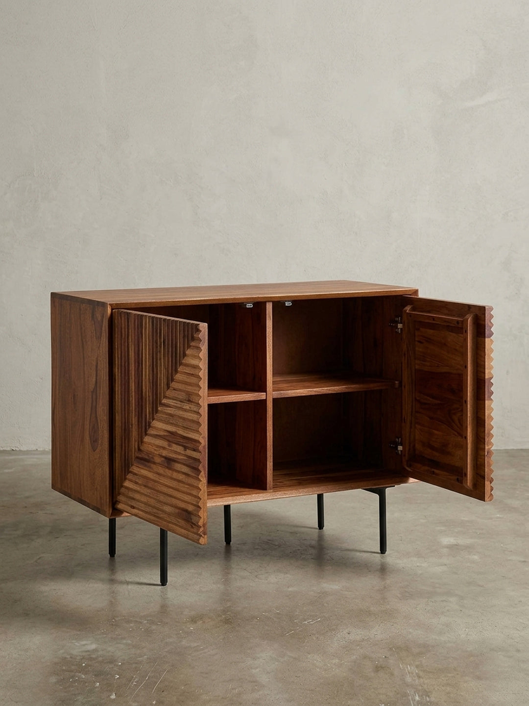 Gesamtansicht des Design-Sideboards aus massivem Sheesham-Holz, das als funktionaler und skulpturaler Kommodenschrank für das Wohnzimmer dient._