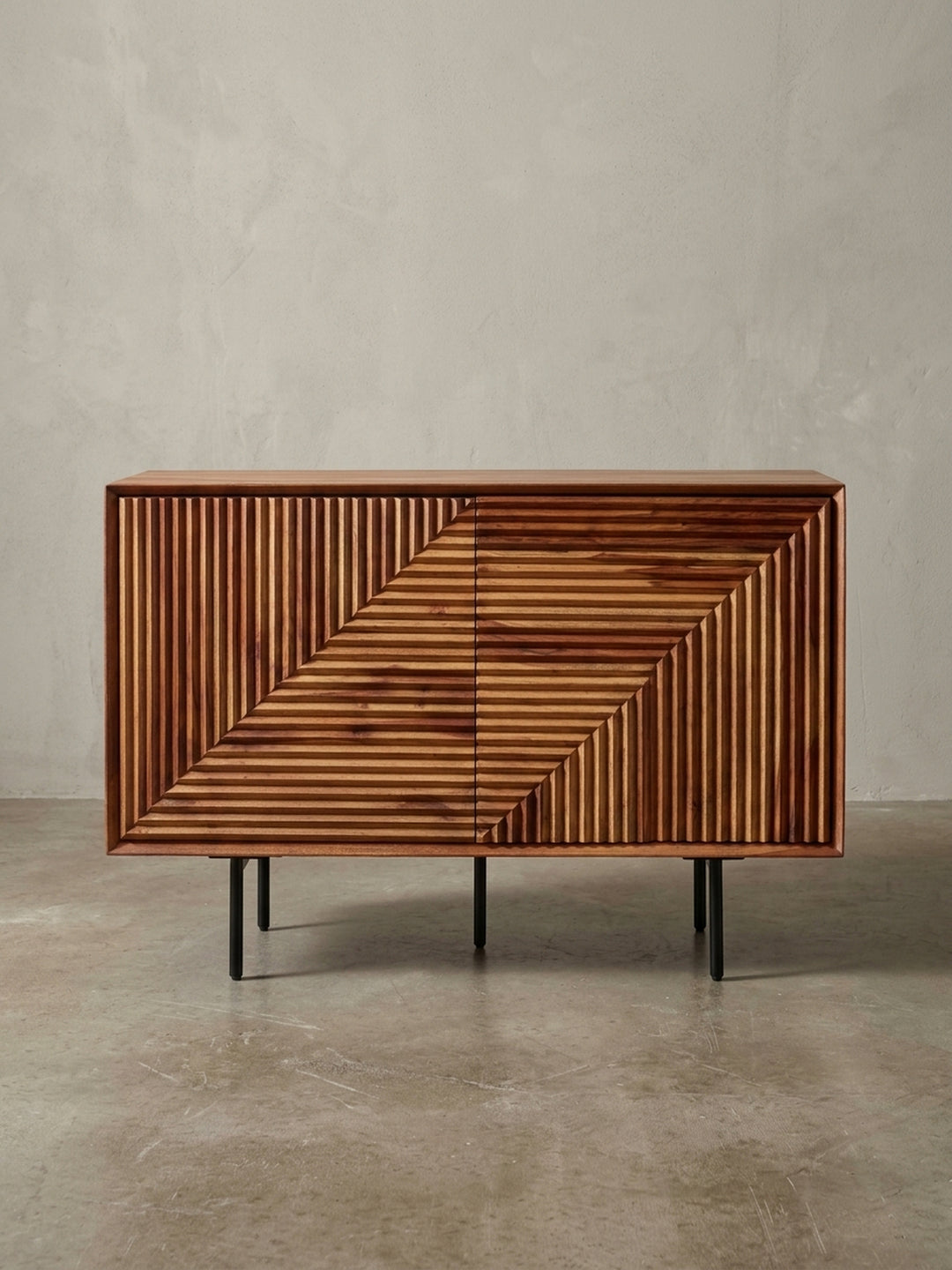 Schräge 3/4-Ansicht des modernen Sideboards, das die Tiefe der 3D-Struktur und die Kombination von massivem Holz mit filigranem Metallgestell betont._