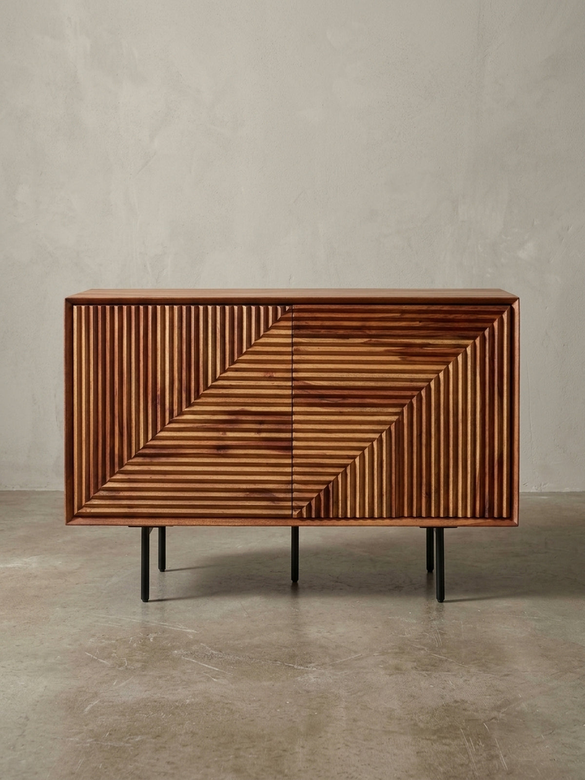 Schräge 3/4-Ansicht des modernen Sideboards, das die Tiefe der 3D-Struktur und die Kombination von massivem Holz mit filigranem Metallgestell betont.