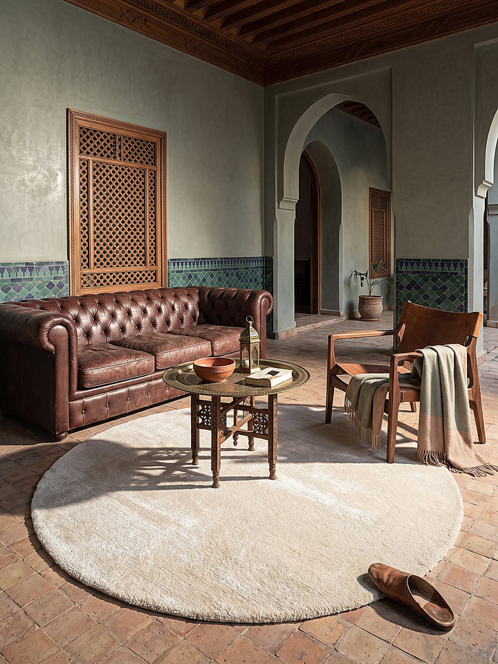 Teppich Beige rund im modernen Wohnzimmer_