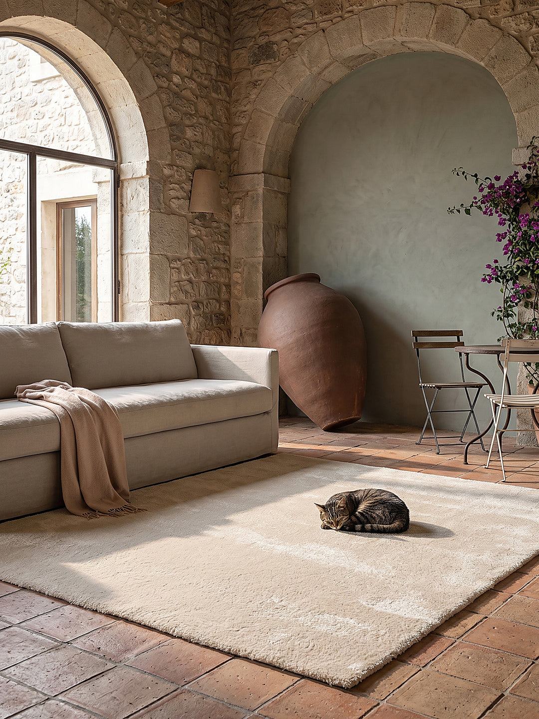 Teppich Beige quadratisch im modernen Wohnzimmer_