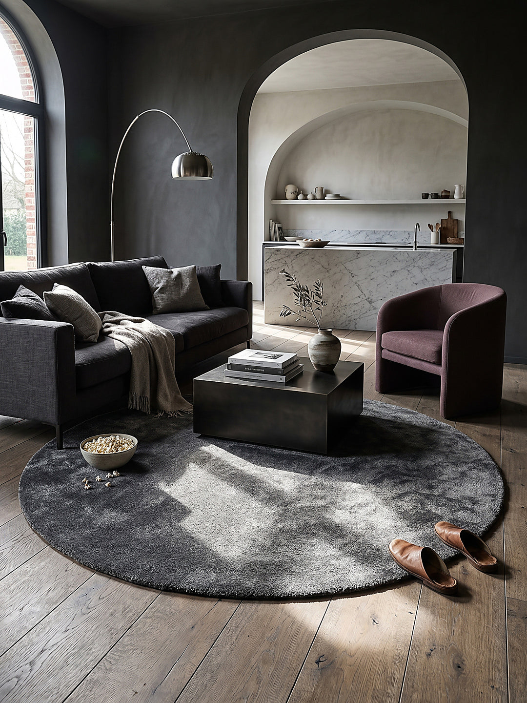 Teppich Anthrazit rund im modernen Wohnzimmer_