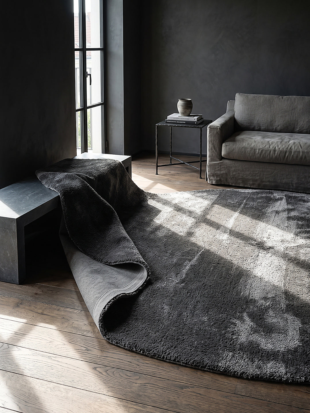 Teppich Anthrazit rund Editorial Styling_