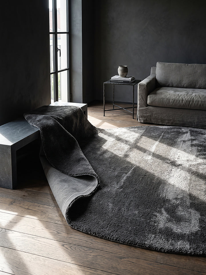 Teppich Anthrazit rund Editorial Styling_