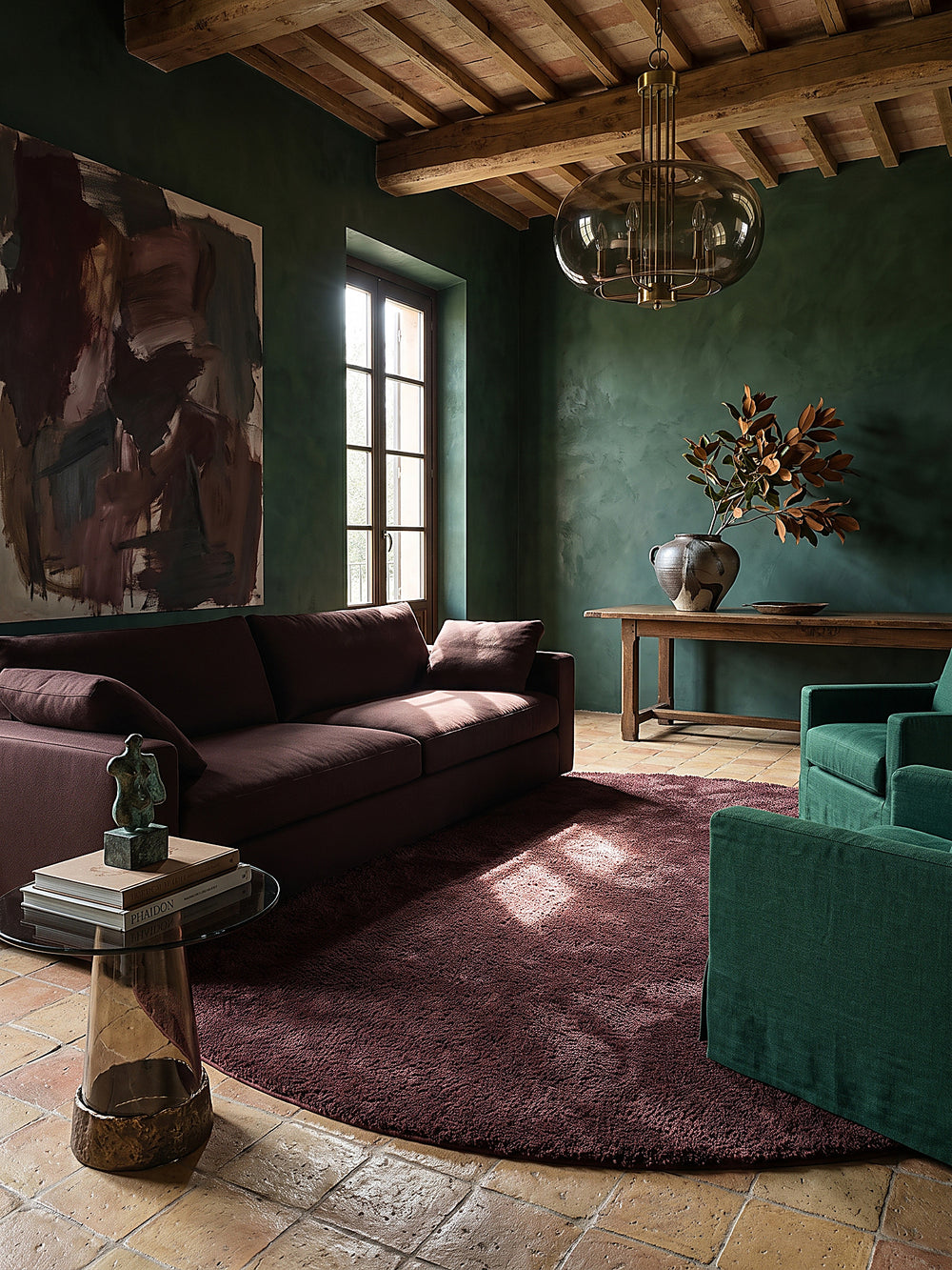 Teppich Bordeauxrot rund im modernen Wohnzimmer_