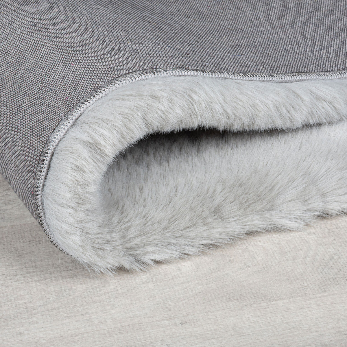 Teppich Kunstfell Hellgrau uni Hochflor Rückseite Kante Detail weich Rechteckig_