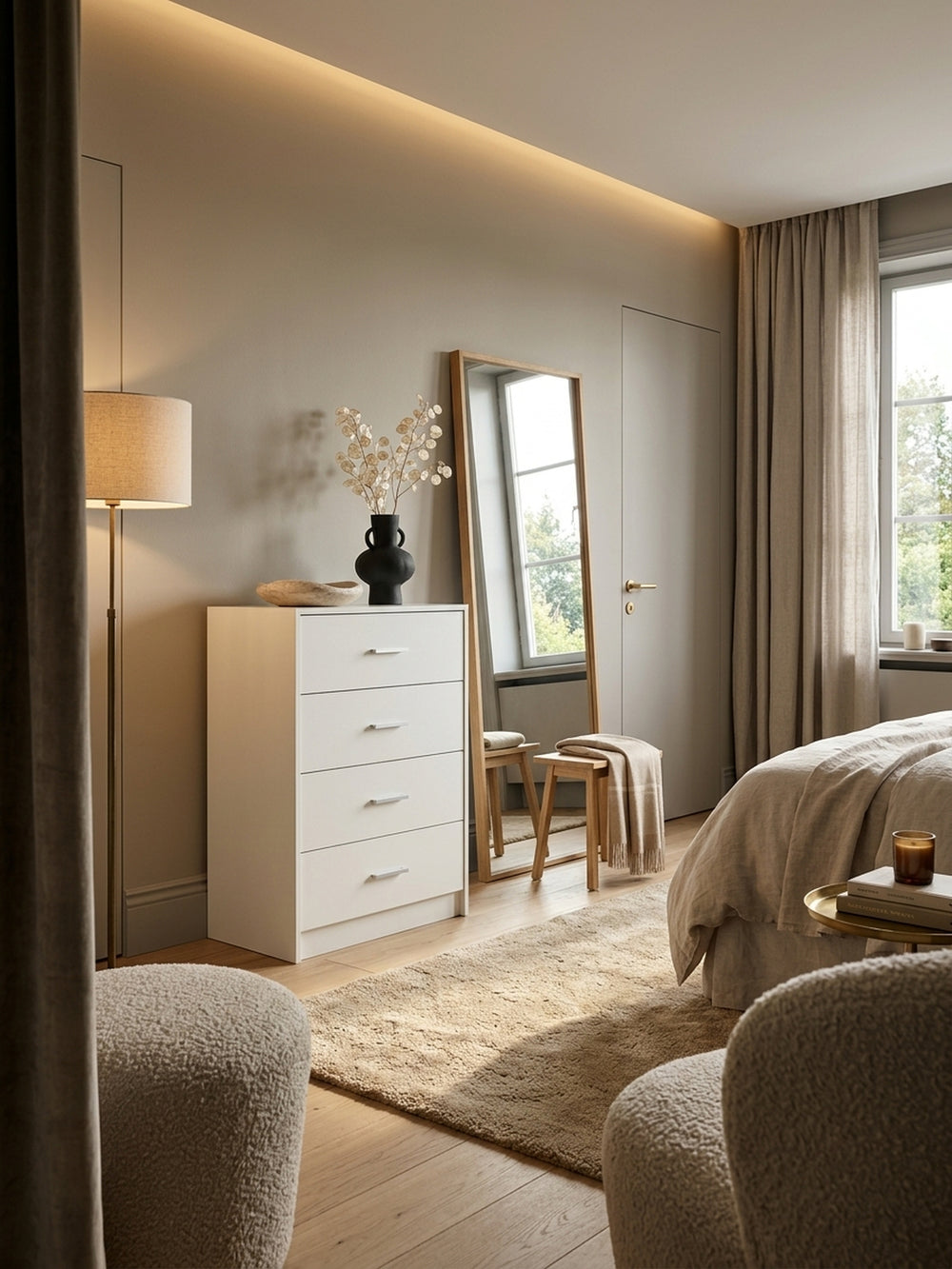 Schmale Hochglanz-Kommode in Weiß (60x90x30 cm) elegant im minimalistischen Schlafzimmer inszeniert. Modernes Design mit Aluminiumgriffen vor warmgrauer Wandfläche mit weichem Wollteppich._