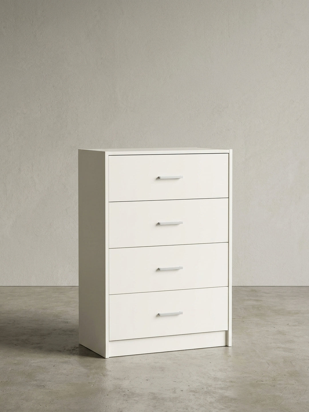 Nahaufnahme des minimalistischen Aluminiumgriffs an der weißen Schublade. Die hochwertige Verarbeitung und die kühle Metalloptik kontrastieren perfekt zur eleganten Hochglanz-Front._