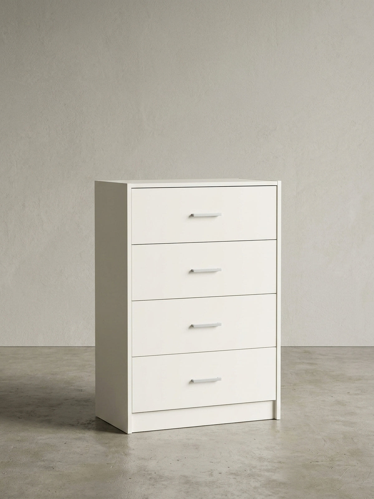 Nahaufnahme des minimalistischen Aluminiumgriffs an der weißen Schublade. Die hochwertige Verarbeitung und die kühle Metalloptik kontrastieren perfekt zur eleganten Hochglanz-Front._