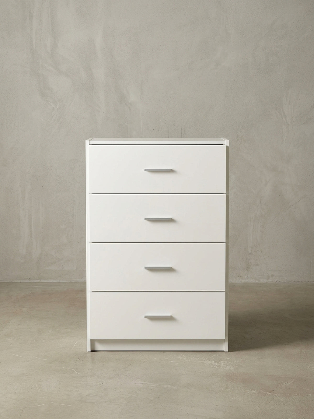 Gesamtübersicht der modernen weißen Kommode. Das zeitlose Design mit vier geräumigen Auszügen bietet vielseitigen und stilvollen Stauraum für das Wohnzimmer, Esszimmer oder den Flur.