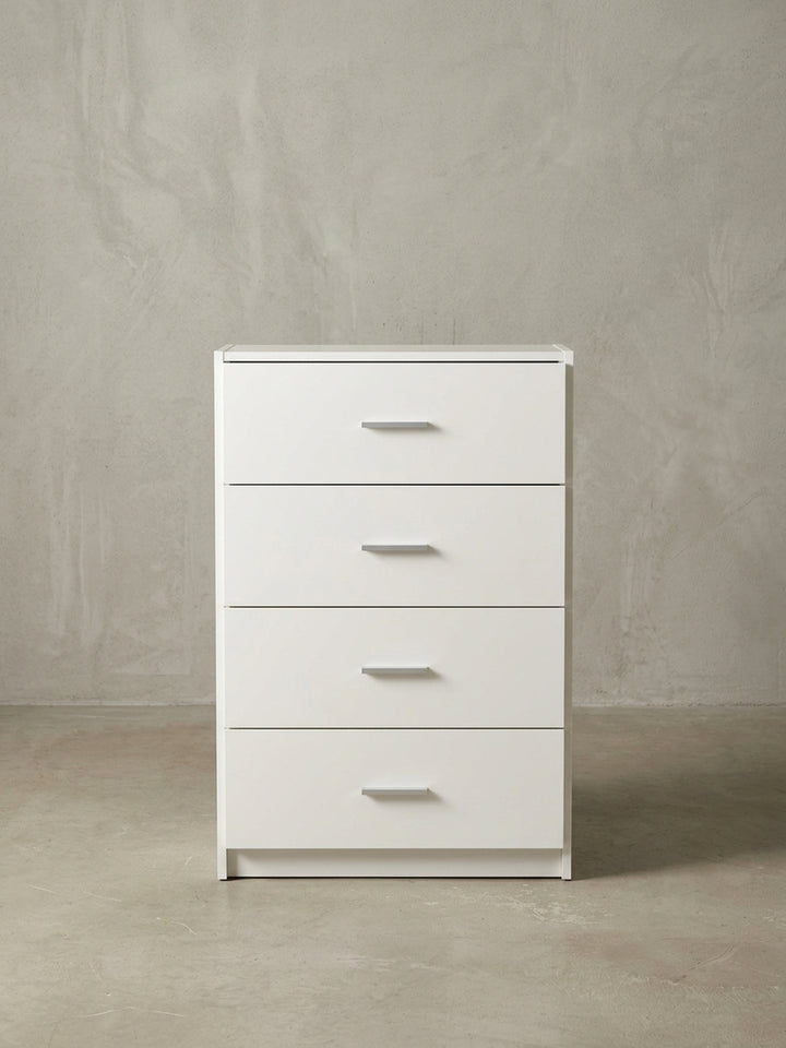 Gesamtübersicht der modernen weißen Kommode. Das zeitlose Design mit vier geräumigen Auszügen bietet vielseitigen und stilvollen Stauraum für das Wohnzimmer, Esszimmer oder den Flur._