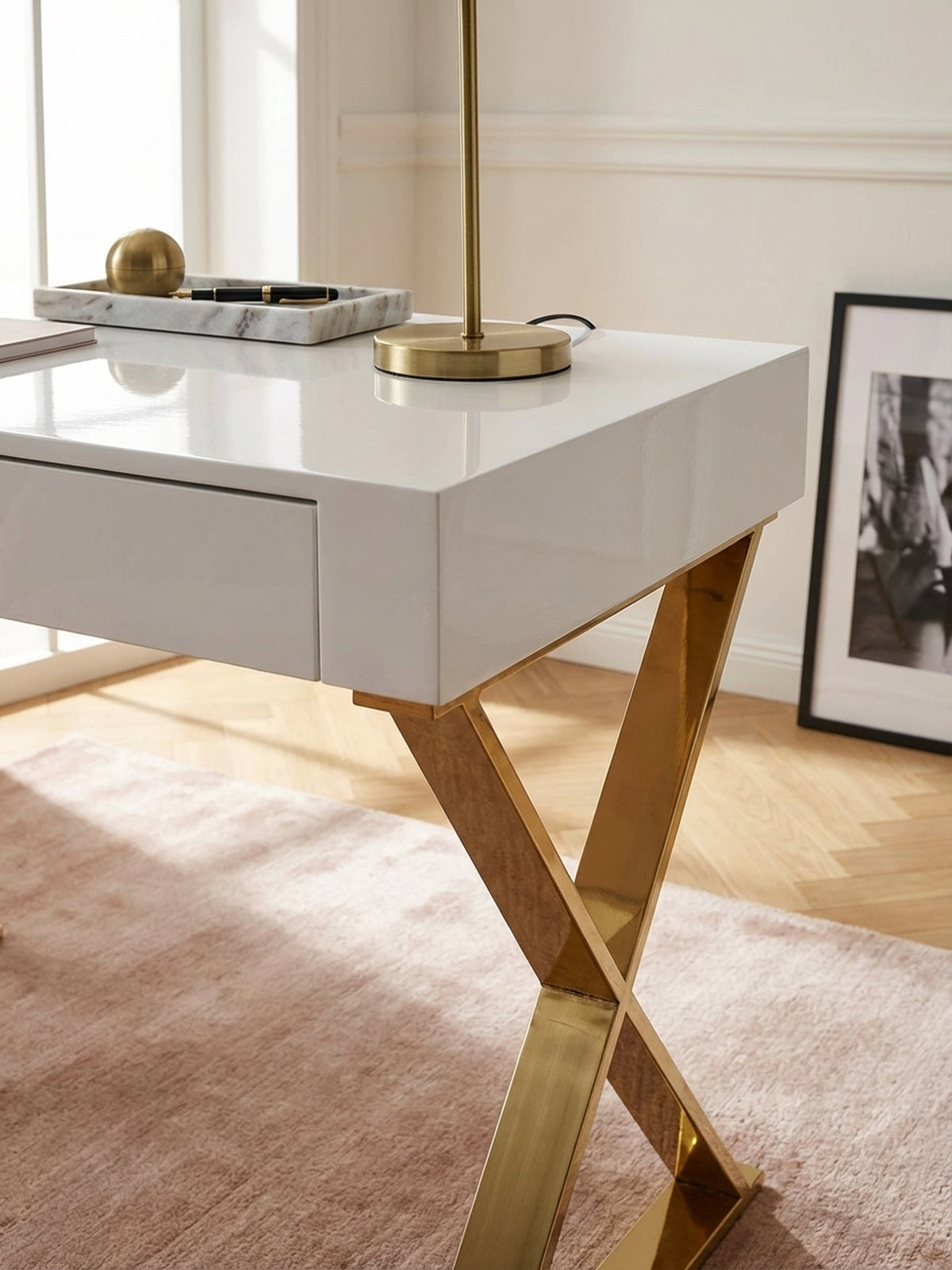 Detailaufnahme der makellosen, hochglänzend lackierten weißen MDF-Oberfläche des Computertischs, die das Licht elegant und luxuriös reflektiert.