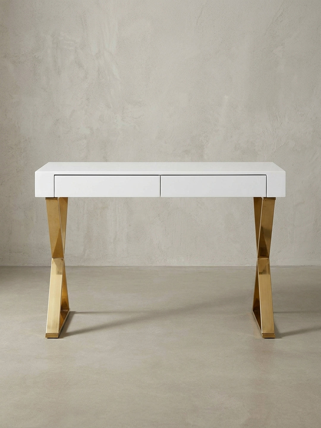 Überblick über den modernen Bürotisch mit weißer MDF-Platte und golden lackiertem Edelstahlgestell, eine edle Kombination für das stilvolle Heimbüro._