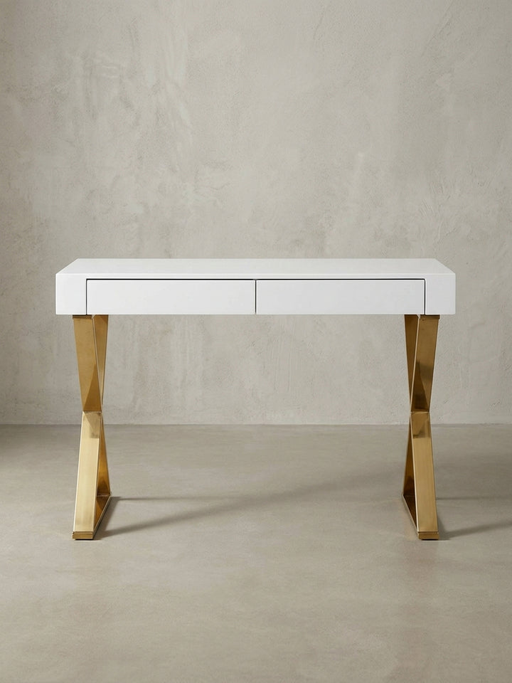 Überblick über den modernen Bürotisch mit weißer MDF-Platte und golden lackiertem Edelstahlgestell, eine edle Kombination für das stilvolle Heimbüro._
