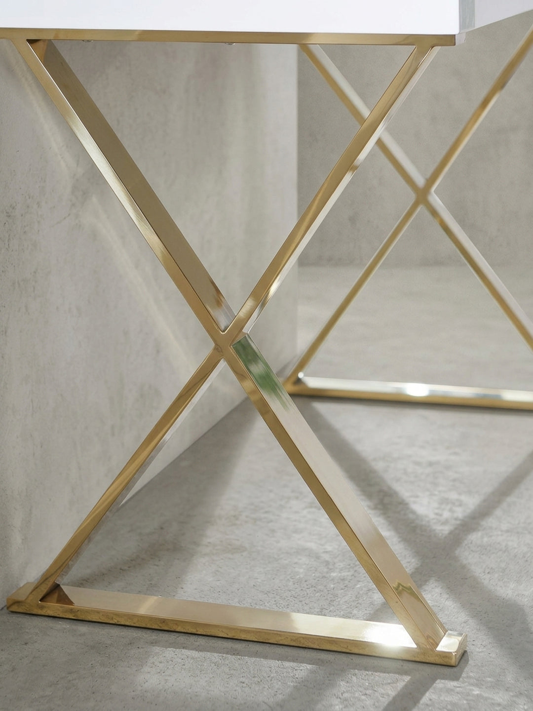 Nahaufnahme der grifflosen Schublade des weißen Hochglanz-Schreibtischs, die das minimalistische Design und die präzise Kantenverarbeitung unterstreicht._