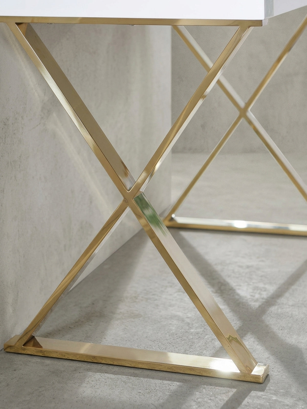 Nahaufnahme der grifflosen Schublade des weißen Hochglanz-Schreibtischs, die das minimalistische Design und die präzise Kantenverarbeitung unterstreicht.