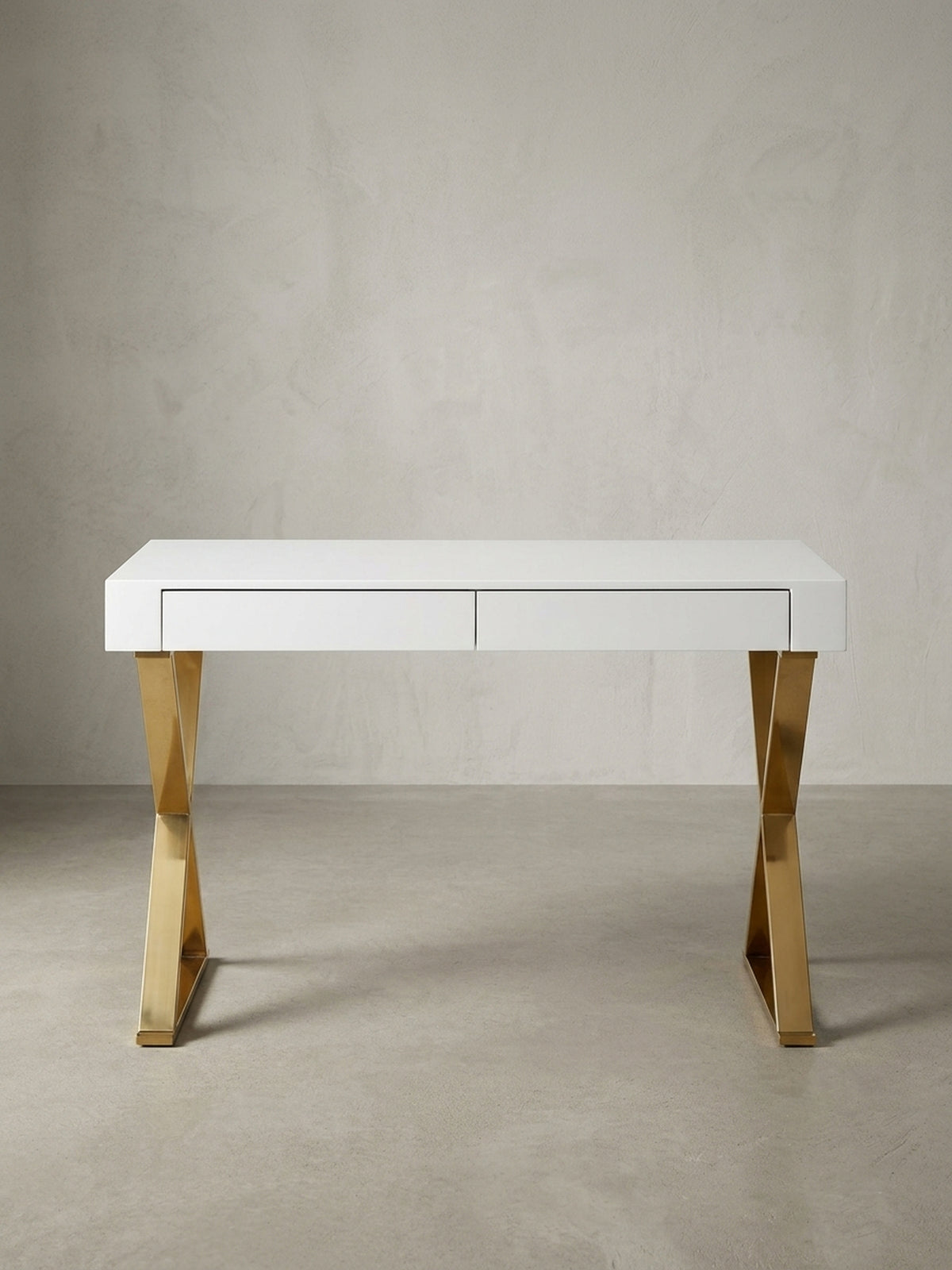 Eleganter Schreibtisch mit goldenen X-Beinen und weißer Hochglanz-Platte, frontale Ansicht auf weißem Hintergrund, Maße 118x76x57 cm, mit zwei Schubladen.