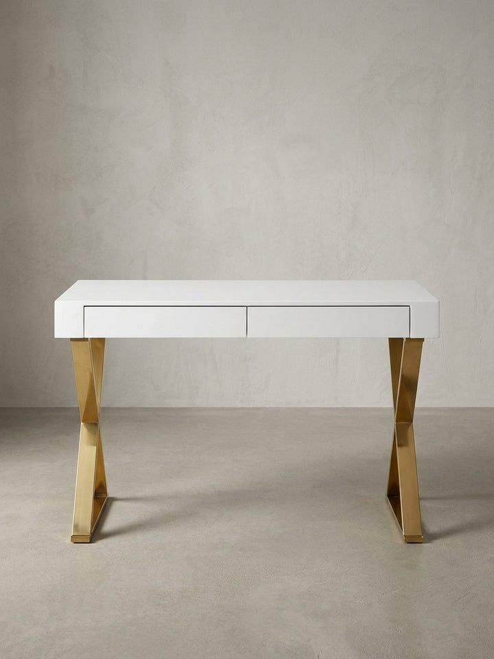 Eleganter Schreibtisch mit goldenen X-Beinen und weißer Hochglanz-Platte, frontale Ansicht auf weißem Hintergrund, Maße 118x76x57 cm, mit zwei Schubladen._