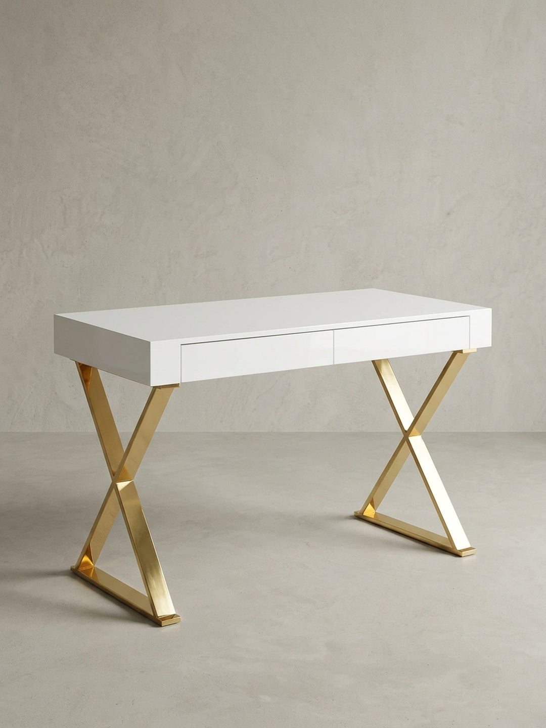 Design-Computertisch in Weiß und Gold aus einer 3/4-Perspektive, die die schlanke Silhouette und die glänzende Oberfläche der goldenen Edelstahlbeine hervorhebt._